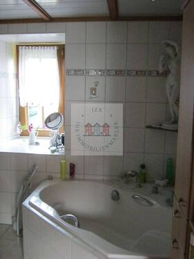 Bad mit Badewanne - Einfamilienhaus mit 147,00 m² in Grimma zum Kaufen