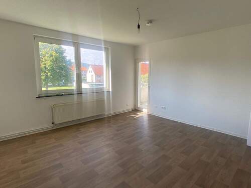 Wohnzimmer.jpeg - NEUES ZUHAUSE - Toll aufgeteilt im 1. OG mit Loggia und Tageslichtbad mit Wanne