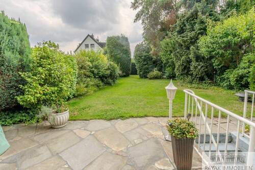 Garten mit Kellerabgang - Gemütliches Familienhaus in Benrath mit Garten und Garage - Ihr neues Zuhause wartet!