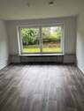 Zimmer.jpg - SUPERSÜSSE SINGLEWOHNUNG - Heller Wohnbereich durch große Fenster - Tageslichtbad mit Dusche