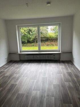Zimmer.jpg - SUPERSÜSSE SINGLEWOHNUNG - Heller Wohnbereich durch große Fenster - Tageslichtbad mit Dusche