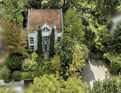 Hausansicht.jpg - Außergewöhnliches Split-Level-Architektenhaus – Privatsphäre, Panorama & pure Lebensqualität