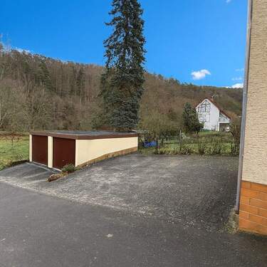 Stellplätze und Doppelgarage - 