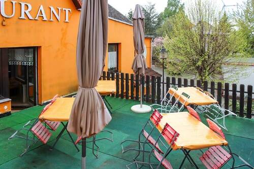 Terrasse mit Zugang zum Restaurant - Hotel, Pension, Gasthof in Riesa