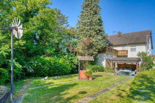Idyllischer Garten mit grünem Außenbereich und Grillplatz - 7 Zimmer Mehrfamilienhaus, Wohnhaus in Friesenheim / Oberschopfheim