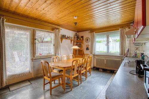 Küche im Obergeschoss mit Zugang auf die Terrasse - 