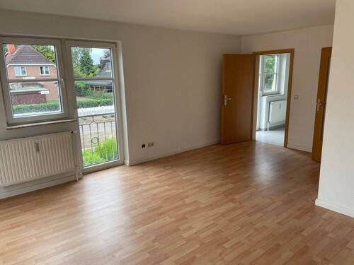 Wohnzimmer.jpg - 6-Familienhaus, guter Grundriss, TG-Platz sucht...