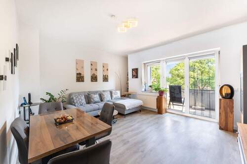 Wohnzimmer - Provisions- und bezugsfrei! 3-Zimmer-Wohnung mit Südbalkon in Nürnberg, Großr. b. Schweinau
