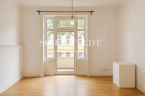 Wohnzimmer mit Balkon - 2-Zimmer, Wohnküche und hohe Decken - Ihre Altbauwohnung in Bestlage Winterhudes