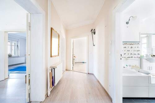 Flur - Mehrfamilienhaus, Wohnhaus mit 234,10 m&sup2; in Brück zum Kaufen