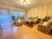 Wohnzimmer mit Balkon - 3 Zimmer Etagenwohnung in Lüdenscheid