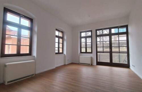 Wohnzimmer - 4-Zimmer-Wohnung im 1.OG mit Balkon und Burgblick! Esszimmer, Gäste-WC. Stellplatz wenn gewünscht.