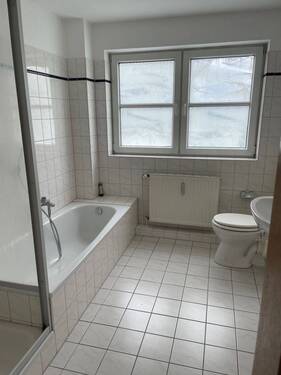 Bad mit Fenster.jpg - 