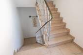 Massive Treppe mit Natursteinbelag - 