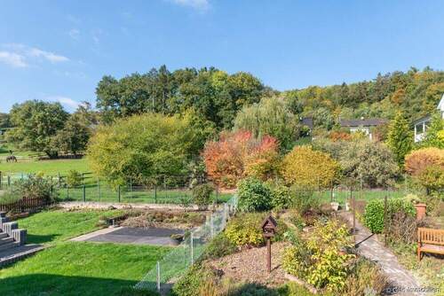 Blick in den Garten 2 - Mehrfamilienhaus, Wohnhaus mit 193,00 m&sup2; in Völklingen zum Kaufen