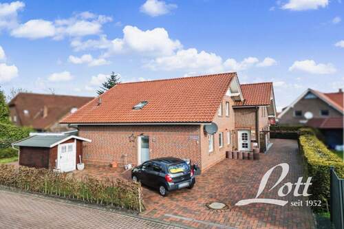 Straßenansicht - +++ Gepflegte Doppelhaushälfte mit Carport in beliebter Wohnlage in Edewecht Portsloge +++