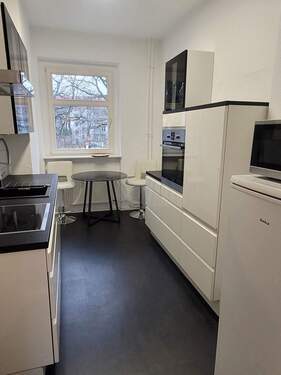 Küche - Teilmöblierte Wohnung mit Einbauküche + Balkon