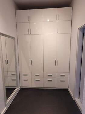 Flur mit Kleiderschrank - 