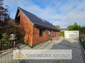 Vorderansicht - DHH in Uesen mit viel Platz, zentrale und ruhige Lage, tolles Grundstück, Garage und Schwimmbad