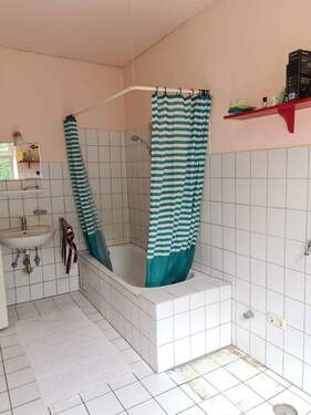 Bad mit Wanne u. WC im EG - 