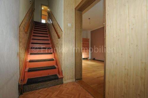 Wohnungseingang mit Treppe zum Obergeschoss - 