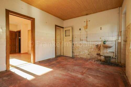 Küche Blick zum Wohnzimmer und Kellerabgang - 