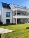 Hausansicht vom Garten - 3-Zimmer Neubau-Wohnung mit TG-Stellplatz und 70 m² Sonnengarten