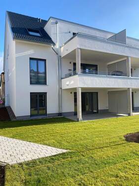 Hausansicht vom Garten - 3-Zimmer Neubau-Wohnung mit TG-Stellplatz und 70 m² Sonnengarten