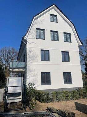 Ansicht Straße - 5 Zimmer Terrassenwohnung zur Miete in Hamburg