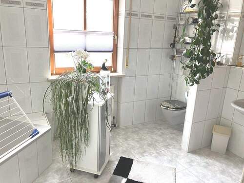 Wohnhaus: 1. OG: Bad mit Wanne, WC,... - 