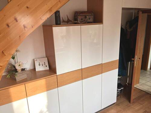 Bürogebäude: Garderobe unter der Treppe - 