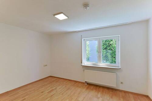 Ruhiges Schlafzimmer mit Gartenblick - 2 Zimmer Etagenwohnung in Ludwigsburg