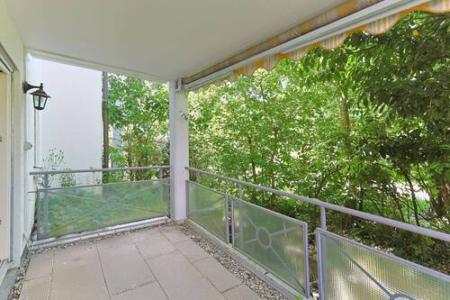 Überdachte Tereasse mit Blick ins Grüne - Etagenwohnung mit 60,00 m&sup2; in Ludwigsburg zum Kaufen