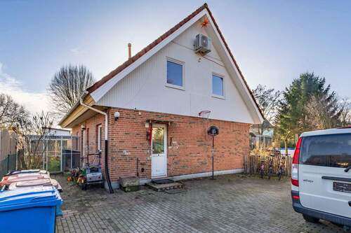 Ansicht von den Stellplätzen - 6 Zimmer Einfamilienhaus zum Kaufen in Berlin