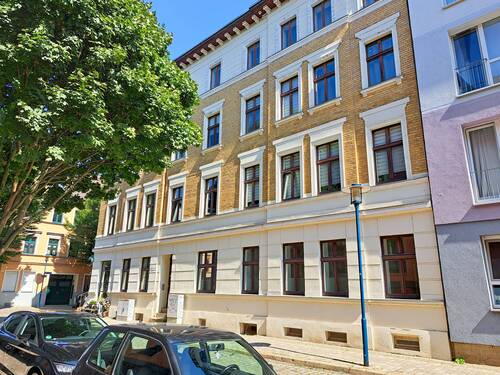 Hausansicht - 2 Zimmer Mehrfamilienhaus, Wohnhaus zum Kaufen in Magdeburg
