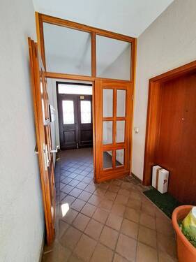 Hauseingang - 2 Zimmer Mehrfamilienhaus, Wohnhaus in Magdeburg