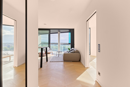 Blick vom Flur auf den Wohnbereich - Direkt am Main - Towerlife - Voll möblierte 2-Zimmer-Wohnung