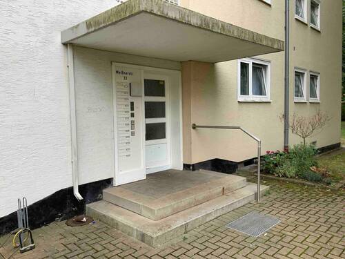 Hauseingang des Wohngebäudes - 3 Zimmer Etagenwohnung in Kassel
