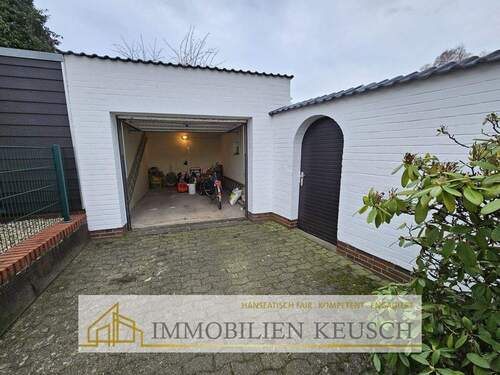 Garage und Durchgang zum Garten - 