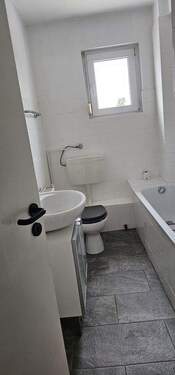 Bad mit Badewanne und Fenster - 