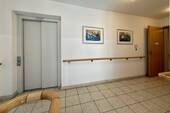 Treppenhaus mit Fahrstuhl - 