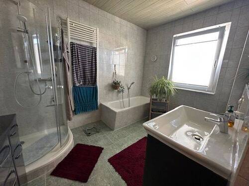 Bad mit Wanne und Dusche - 