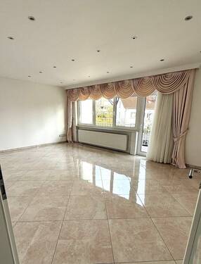 Wohnzimmer - Schöne, geräumige 3 Zi.-Wohnung mit Balkon in Pohlheim!