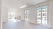 Wohn- u. Essbereich mit angrenzendem Balkon - 2 Zimmer Etagenwohnung in Berlin