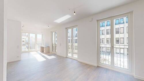 Wohn- u. Essbereich mit angrenzendem Balkon - 2 Zimmer Etagenwohnung in Berlin
