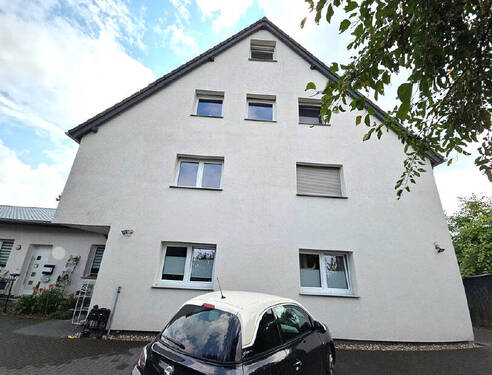 Objektvorderansicht - Provisionsfrei! Attraktive Dachgeschosswohnung mit Balkon und Garage