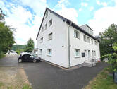 Objektvorderansicht von rechts - 3 Zimmer Etagenwohnung in Nümbrecht / Drinsahl