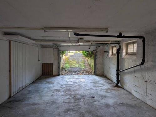 überlange Garage mit elektr. Sektionaltor - 