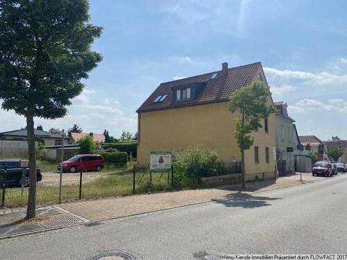 Eine weitere Ansicht mit Blick auf das Baugrundstück - 1 Zimmer Mehrfamilienhaus, Wohnhaus zum Kaufen in Weinböhla