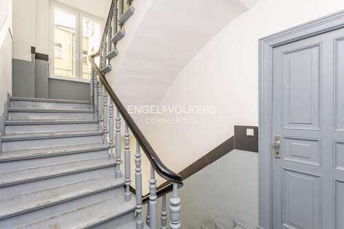 Treppenaufgang - Wohn- und Geschäftshaus in der Nähe der Altstadt Spandau
